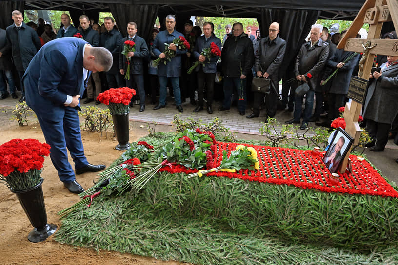 Москва. Лидер ЛДПР Леонид Слуцкий у могилы Владимира Жириновского