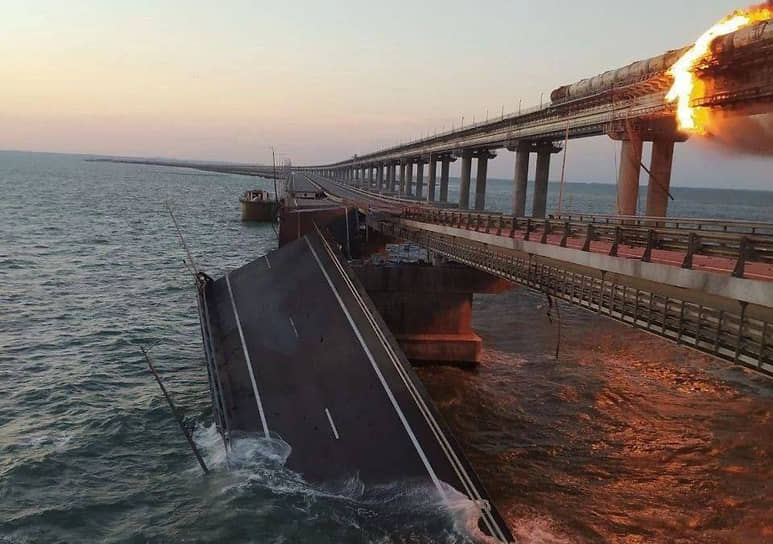 Глава специальной правительственной комиссии Марат Хуснуллин прибыл в Крым и осмотрел повреждения моста прямо на месте ЧП