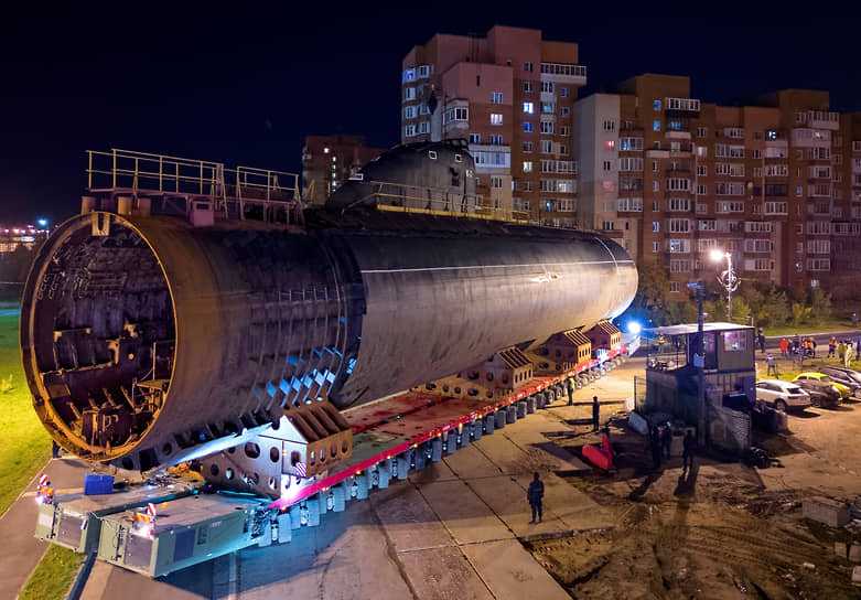 Кронштадт, Россия. Перемещение носовой части подводной лодки «Ленинский комсомол» к зданию Музея военно-морской славы