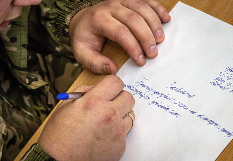 Санкт-Петербург. Доброволец пишет заявление с просьбой призвать его на военную службу 