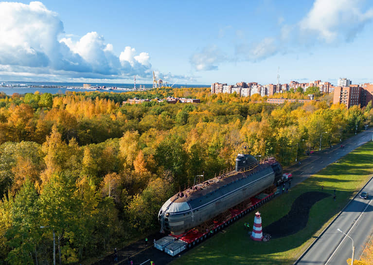 Кронштадт. Перемещение носовой части подводной лодки К-3 «Ленинский комсомол» к зданию Музея военно-морской славы