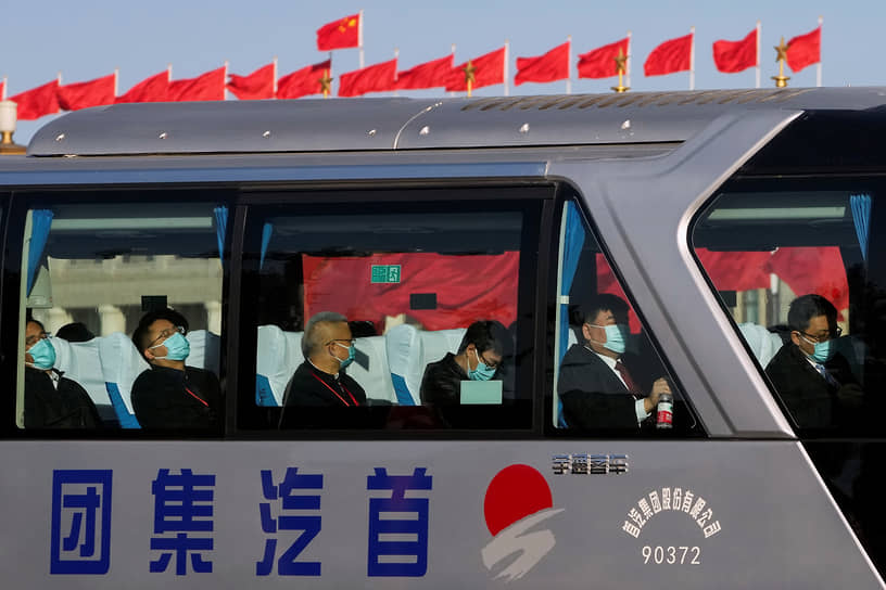 Делегаты прибывают на площадь Тяньаньмэнь для участия в церемонии открытия съезда в Доме народных собраний