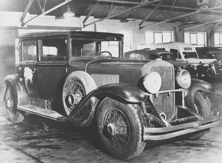 Американский гангстер Аль Капоне владел Cadillac 1928 (на фото). Босс мафии модернизировал стандартную модель, сделав ее пуленепробиваемой. Это машина является одним из первых задокументированных бронированных автомобилей 