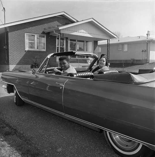 В 1960 году боксер Мухаммед Али после первого профессионального боя подарил розовый Cadillac своей матери Одессе Клэй (на фото)
