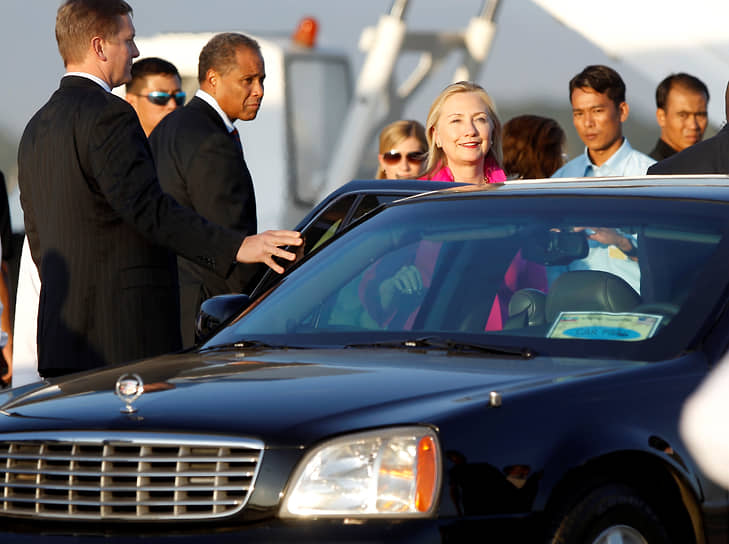 Бывший государственный секретарь США Хиллари Клинтон садится в Cadillac в аэропорту в Мьянме, 2011 год 
