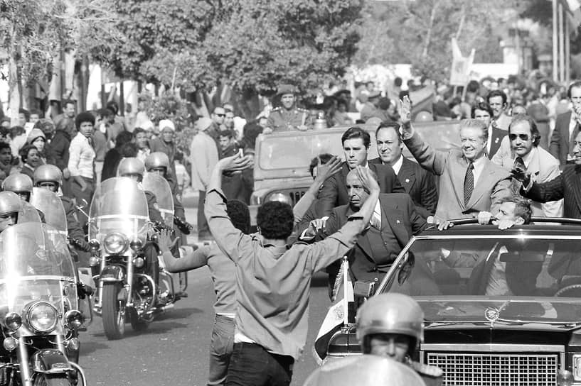 Президент США Джимми Картер едет на машине марки Cadillac по Каиру, 1979 год