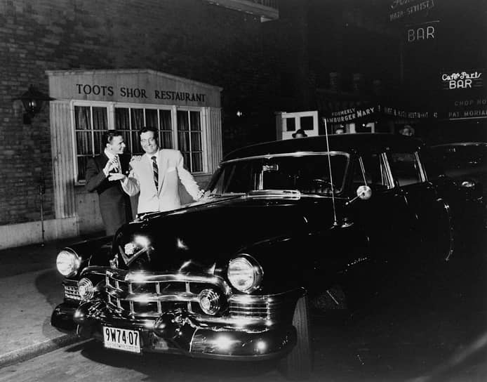 У певца Фрэнка Синатры было несколько Cadillac Eldorado. Один из них снялся в фильме «Одиннадцать друзей Оушена» 1960 года
&lt;BR>На фото: Фрэнк Синатра (слева) вручает ключи от машины Cadillac актеру Джеки Глисону 