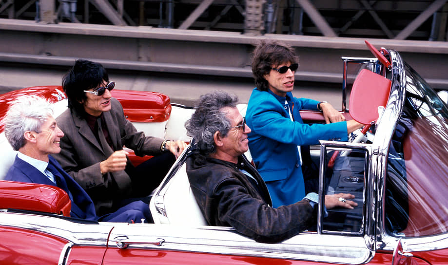 В рамках рекламы своего тура «Bridges to Babylon» музыканты группы Rolling Stones катались на авто Cadillac 1955-го года. Этот автомобиль получил прозвище Bad Girl
&lt;BR>На фото слева направо: музыканты Чарли Уоттс, Рон Вуд, Кит Ричардс и Мик Джаггер, 1997 год