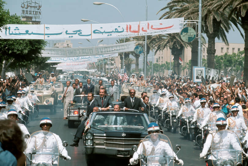 Автомобили марки Cadillac часто использовались американскими лидерами в качестве служебных машин
&lt;BR>На фото: президенты США и Египта Ричард Никсон и Анвар Садат на машине Cadillac в Александрии, 1974 год