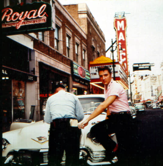 Свой первый Cadillac певец Элвис Пресли купил в 1955 году. Позже он приобрел еще не одну машину этой марки. Своей матери король рок-н-ролла подарил розовый Cadillac Fleetwood Series 60 
&lt;BR>На фото: Элвис Пресли получает штраф за парковку в Мемфисе, США 