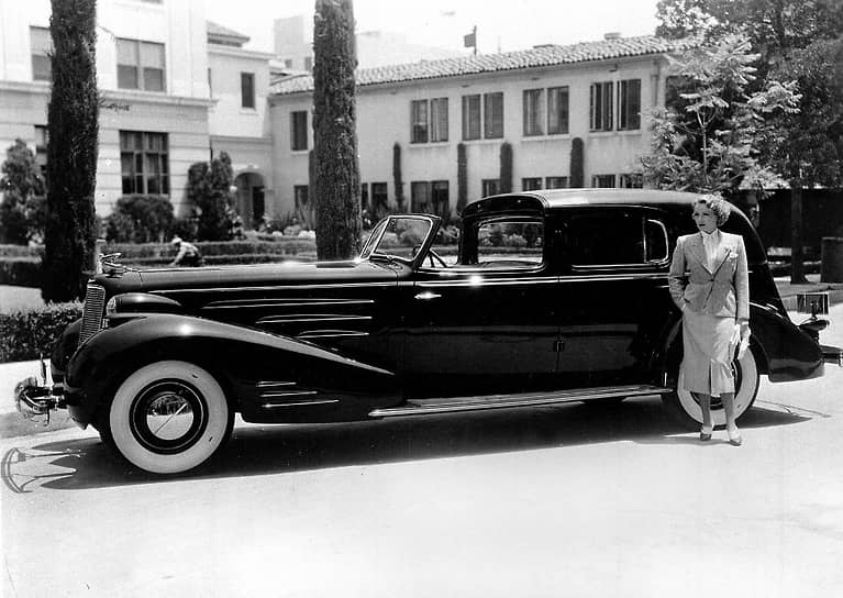 Актриса Марлен Дитрих рядом со своим лимузином марки Cadillac, 1920 год