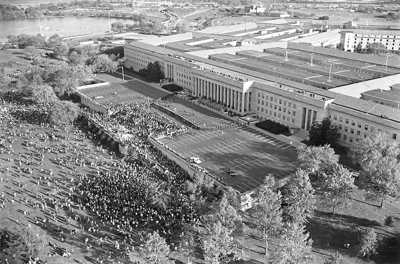 После бомбардировок Северного Вьетнама в 1965 году преподаватели и студенты американских университетов стали проводить антивоенные семинары вместо обычных занятий по расписанию. Движение за мир вскоре вылилось на улицы. В 1966 году ведущими антивоенными активистами был сформирован Национальный мобилизационный комитет за прекращение военных действий — организатор «Похода на Пентагон»
&lt;br>На фото: толпа протестующих у здания Пентагона  