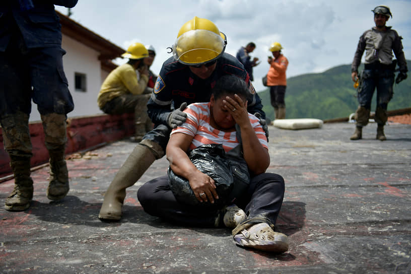 Спасатели эвакуируют женщину с крыши