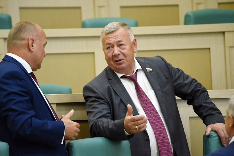 Бывший представитель Чувашии в Совфеде Вадим Николаев (справа)