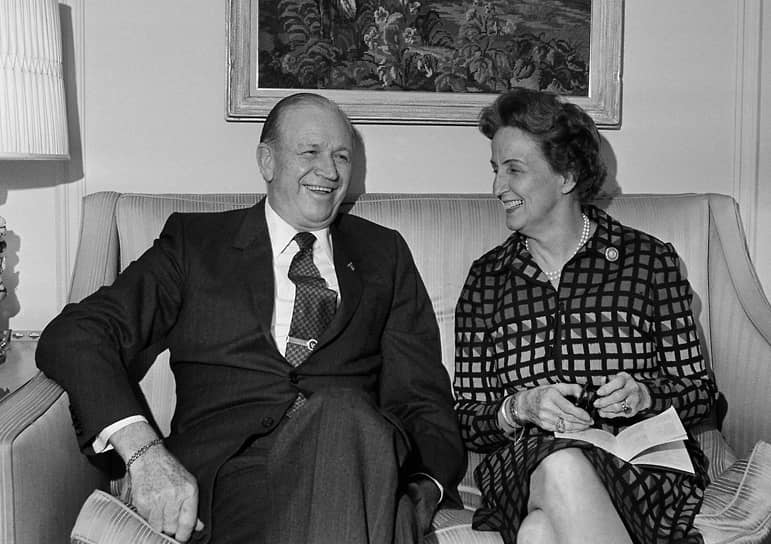 Дж. Уиллард Марриотт со своей женой Элис в их доме в Вашингтоне, 1973 года