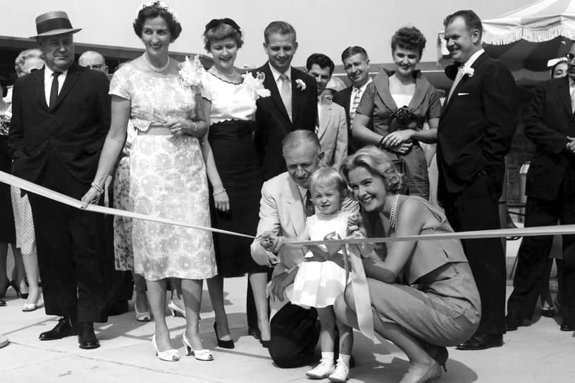 Открывать Marriott Key Bridge выпала честь Дебби Марриотт двухлетней дочери Билла и Донны