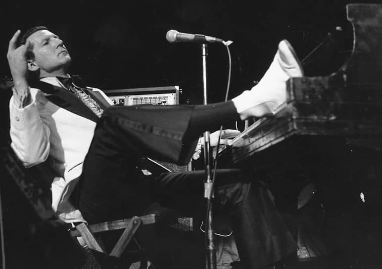 Джерри Ли Льюис за пианино в 1975 году