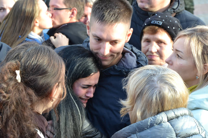 Дзержинск, Нижегородская область. Местные жители провожают мобилизованных