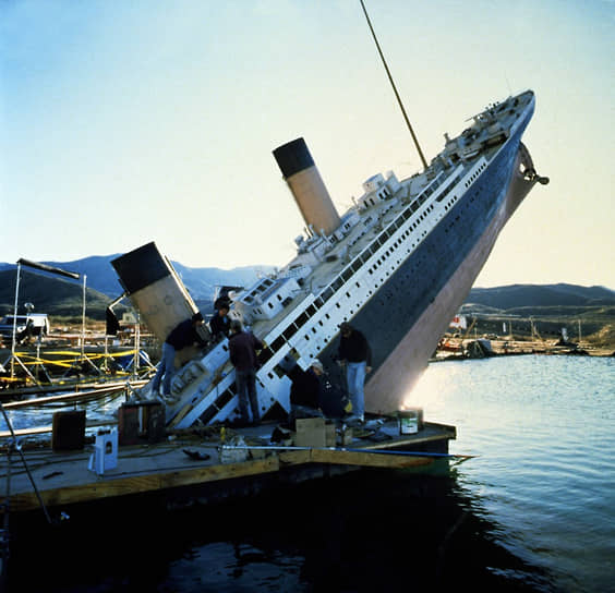 Съемки общих планов «Титаника» в открытом океане производились с помощью 45-футовой модели корабля, которую снимали маленькой цифровой камерой