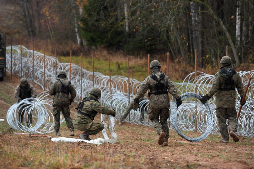 Польские солдаты устанавливают заграждения из колючей проволоки на границе с Калининградской областью