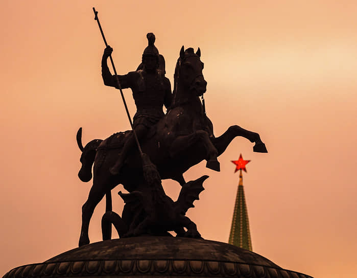 Москва. Памятник «Георгий Победоносец» на Манежной площади