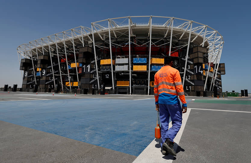 «Стадион 974» — первая футбольная арена, полностью построенная из грузовых контейнеров. Число «974» в названии — это одновременно и международный телефонный код Катара, и количество контейнеров, использованных для строительства. Открыт 30 ноября 2021 года. Вместимость — 40 тыс. человек. Здесь пройдет семь матчей