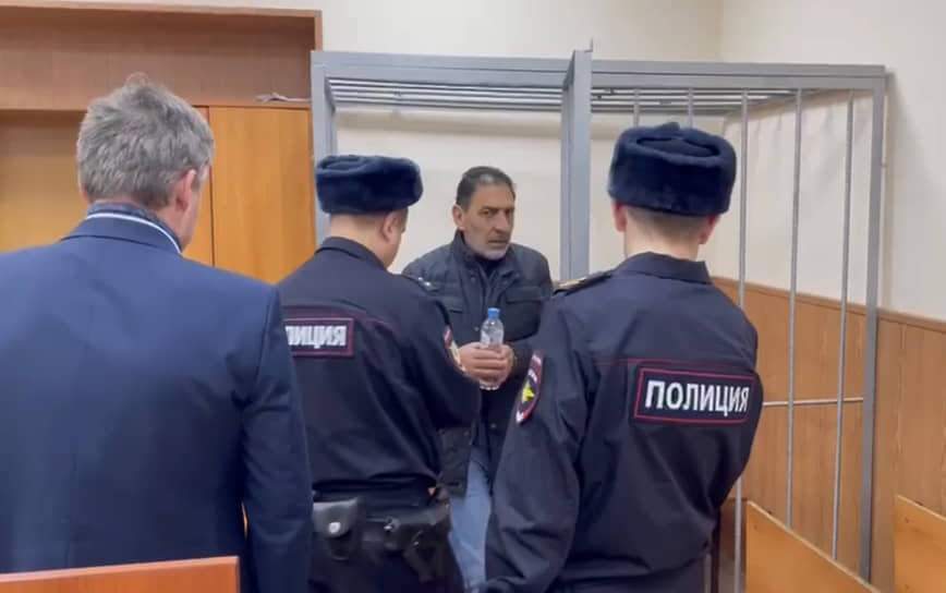 Басманный суд Москвы арестовал депутата Костромской областной думы Ихтияра Мирзоева (в центре) до 5 января