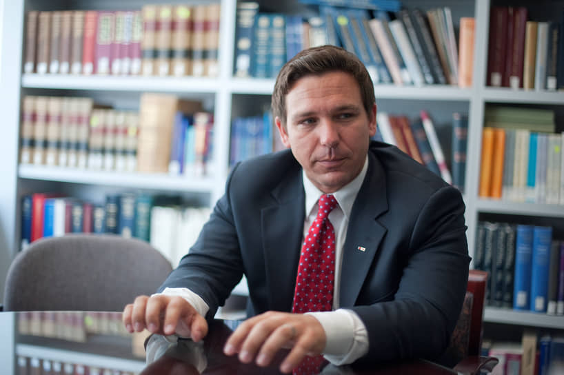 Рон Десантис всегда был максимально сосредоточенным, не жаловал вечеринки, трудился на нескольких работах, чтобы помочь родителям оплачивать свое обучение, и часами торчал в библиотеке