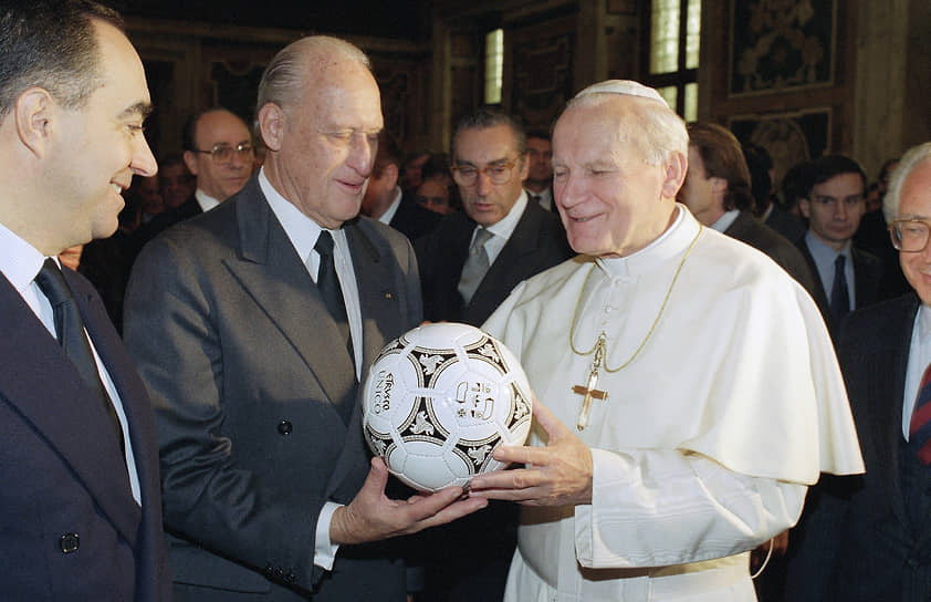 Глава FIFA Жоао Авеланж (в центре) дарит папе римскому Иоанну Павлу II мяч чемпионата мира 1990 года, который прошел в Италии 