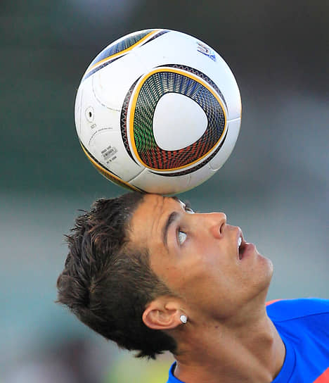 Португалец Криштиану Роналду с мячом чемпионата мира 2010 года в ЮАР