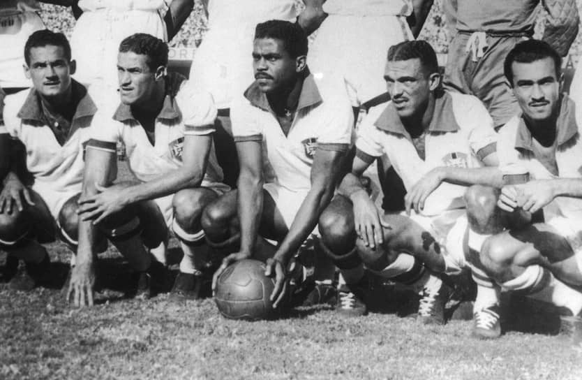 Бразилия, 1950 год
&lt;BR>На фото: слева направо бразильцы Эли, Сантос, Аугусто, Данило, Барбоса, Манега, Адемир, Балтазер и Фриака
