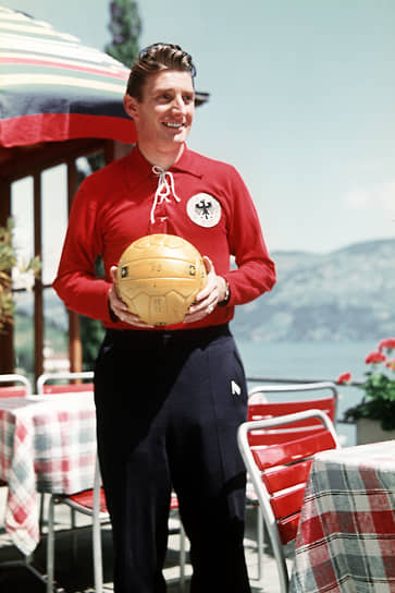 Немецкий футболист Фриц Вальтер с мячом чемпионата 1954 года в Швейцарии