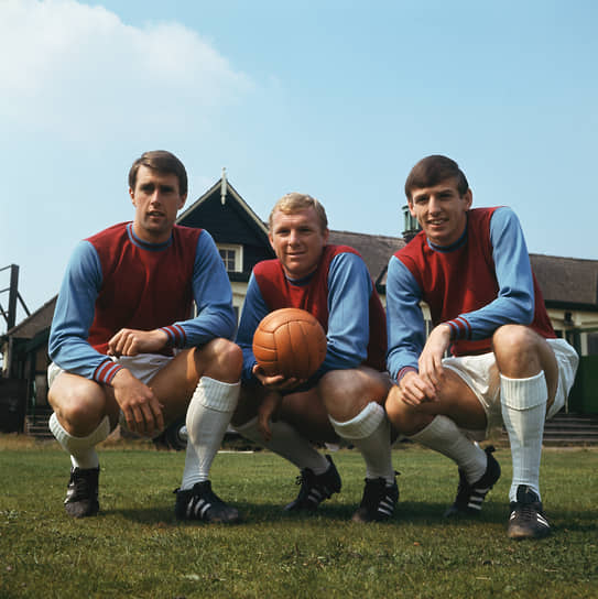 Англия, 1966 год
&lt;BR>На фото слева направо: англичане Джефф Херст, Бобби Мур и Мартин Питерс