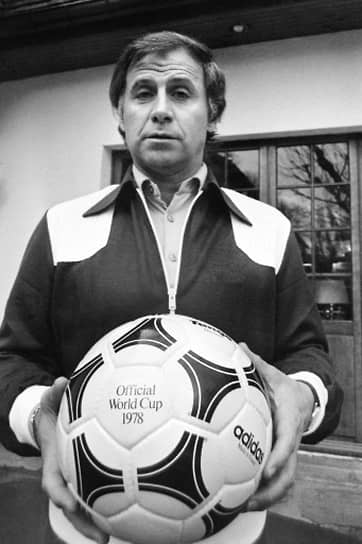 Тренер сборной Франции Мишель Идальго с мячом на чемпионате мира 1978 года в Аргентине