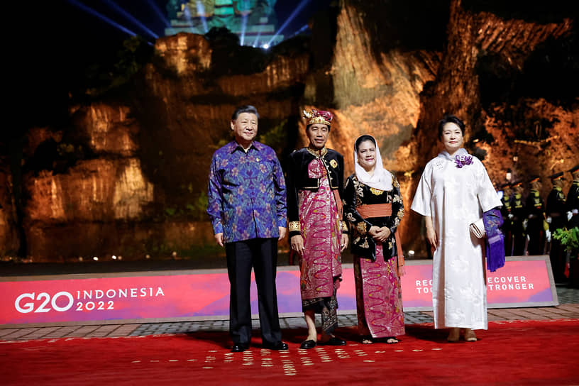 Президент Индонезии Джоко Видодо с супругой Ирианой Видодо (в центре) и председатель КНР Си Цзиньпин с супругой Пэн Лиюань перед приветственным ужином
