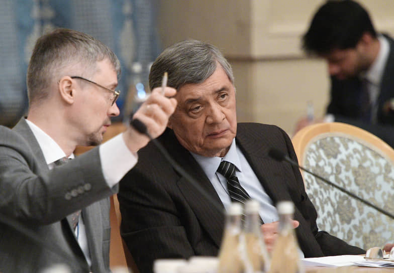 Спецпредставитель президента России по Афганистану Замир Кабулов (справа) во время заседания