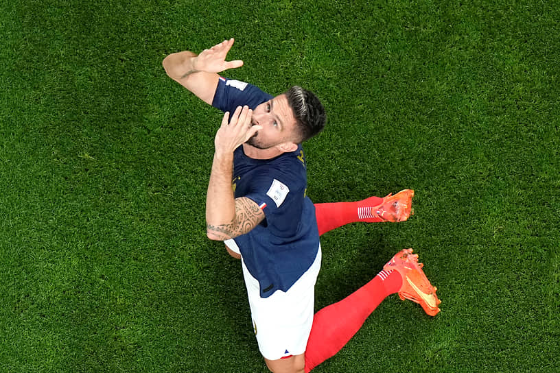 Нападающий сборной Франции Оливье Жиру празднует второй забитый гол своей команды в ворота Австралии 