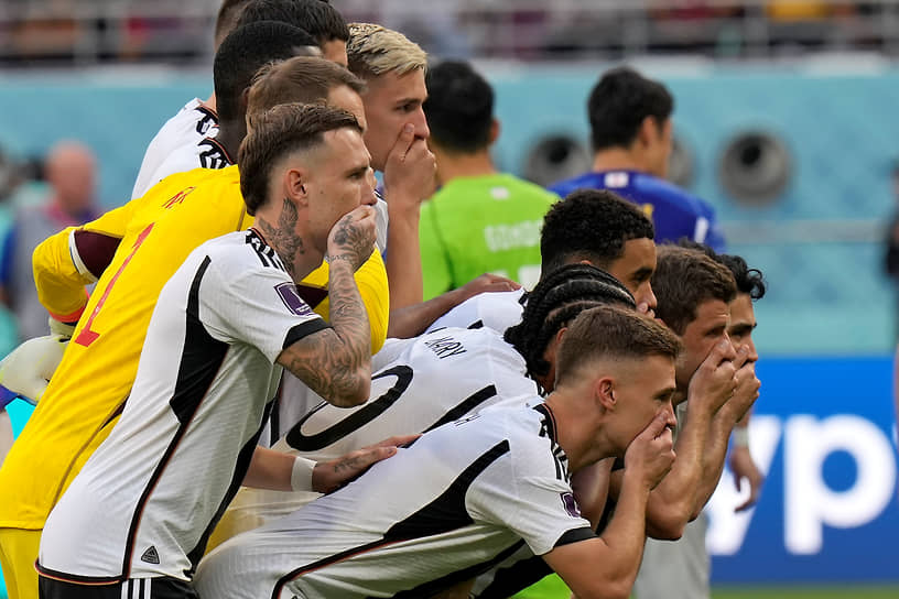 Игроки сборной Германии перед матчем с Японией прикрыли рты в знак протеста против запрета FIFA носить капитанские повязки в поддержку ЛГБТ