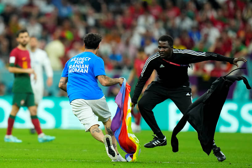 Фанат с радужным флагом выбежал на поле во время игры Португалия—Уругвай