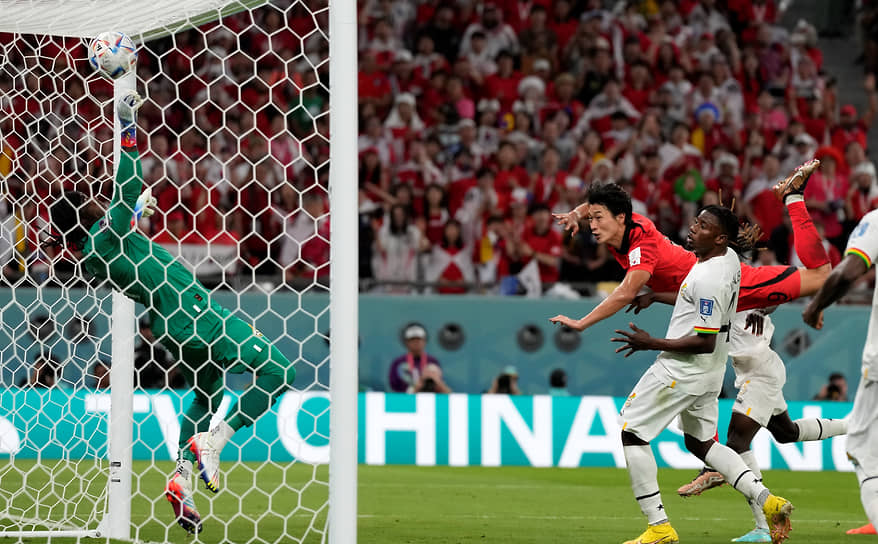 Южнокорейский игрок Чо Ге Сон забивает гол в ворота сборной Ганы 