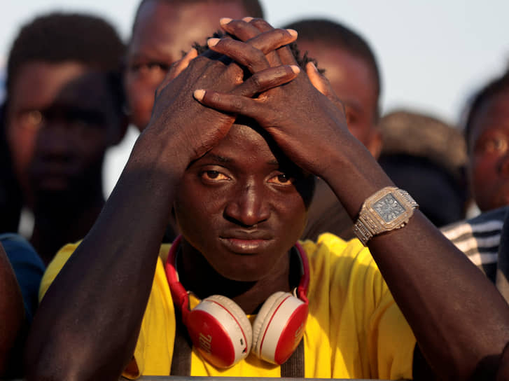Сенегальский болельщик держится за голову после поражения национальной сборной от команды Нидерландов