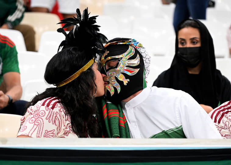 Зрители матча Саудовская Аравия—Мексика целуются на трибунах