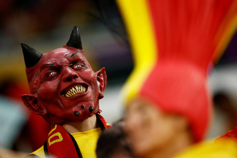 Бельгийский болельщик в маске дьявола перед матчем Хорватия — Бельгия