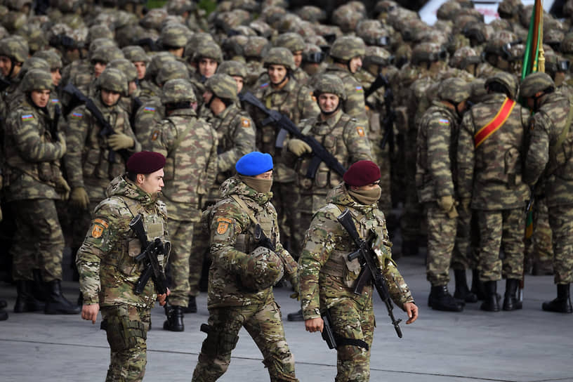Азербайджанские военные перед парадом в Баку в честь завершения конфликта вокруг Нагорного Карабаха 