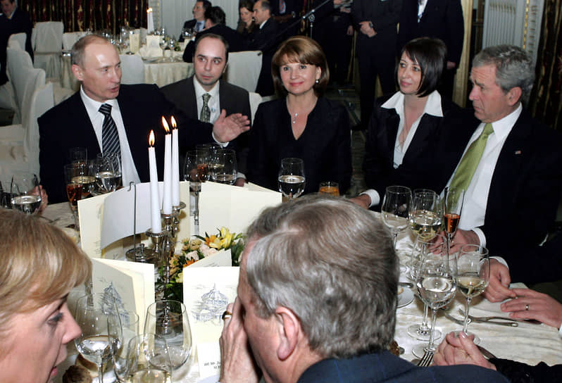 Владимир Путин (слева) и Джордж Буш (справа) в Бухаресте, 2008 год