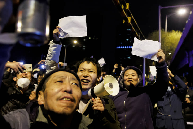 Во время акции протеста собравшиеся пели национальный гимн и выкрикивали политические лозунги