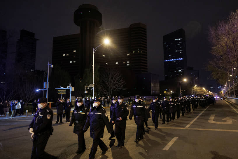 Во время протестов в Шанхае полицейские выставили оцепление и не пропускали автотранспорт