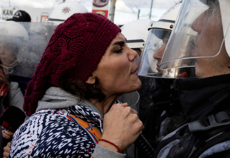 Стамбул, Турция. Демонстрантка на акции против насилия над бездомными собаками 