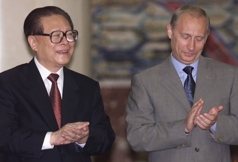 Цзян Цзэминь продолжил поддерживать хорошие отношения с Россией и при Владимире Путине — во время визита в Россию в 2001 году был подписан Договор о добрососедстве, дружбе и сотрудничестве