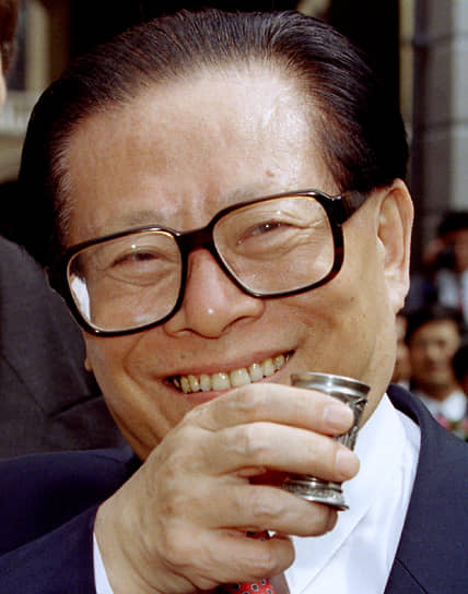 С 1993 по 2003 год Цзян Цзэминь был председателем Компартии Китая и фактическим руководителем КНР
